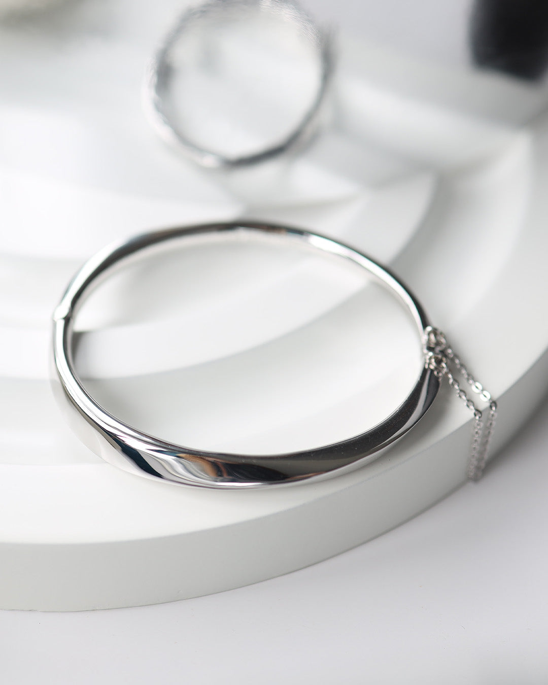 Bevel Cirque Hinged Bangle